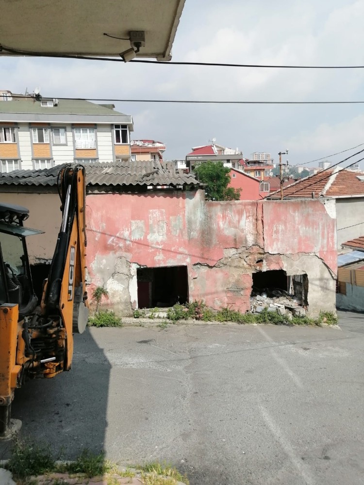 Eyüpsultan’da metruk binaların yıkımı devam ediyor 