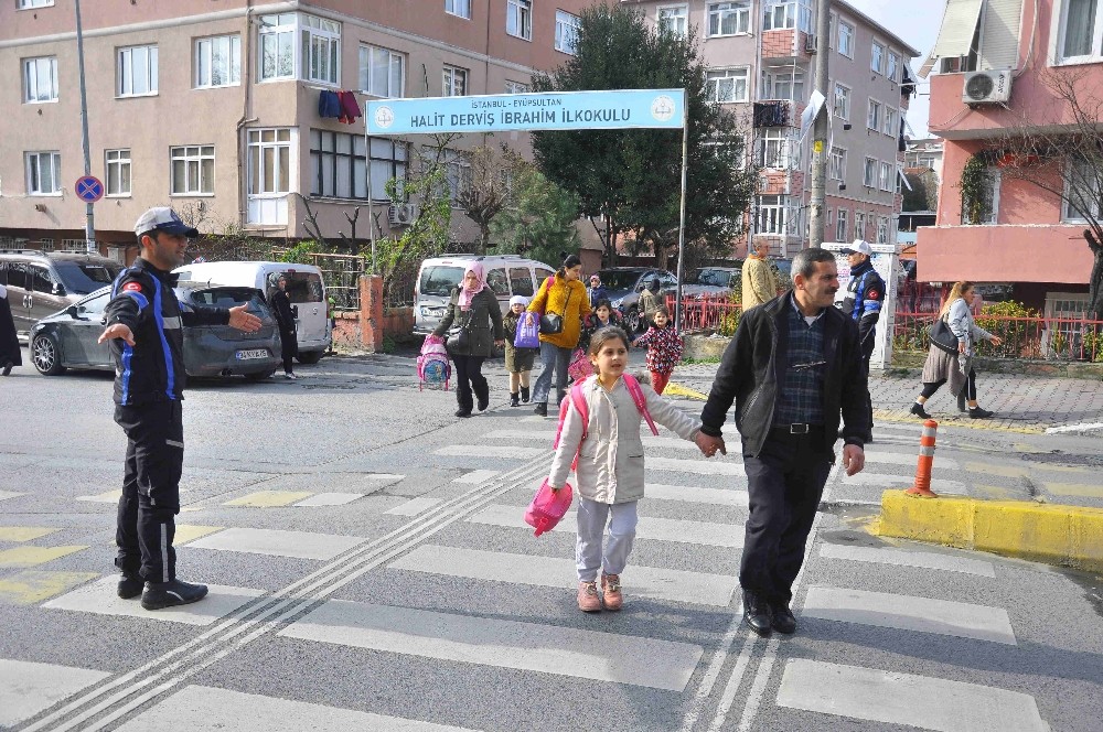 Eyüpsultan’da öğrenciler zabıtaya emanet 