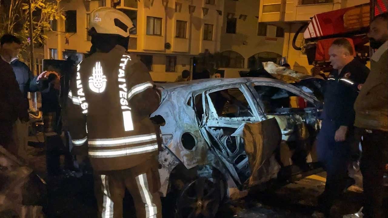 Eyüpsultan’da Park Halindeki 2 Otomobil Alev Alev Yandı