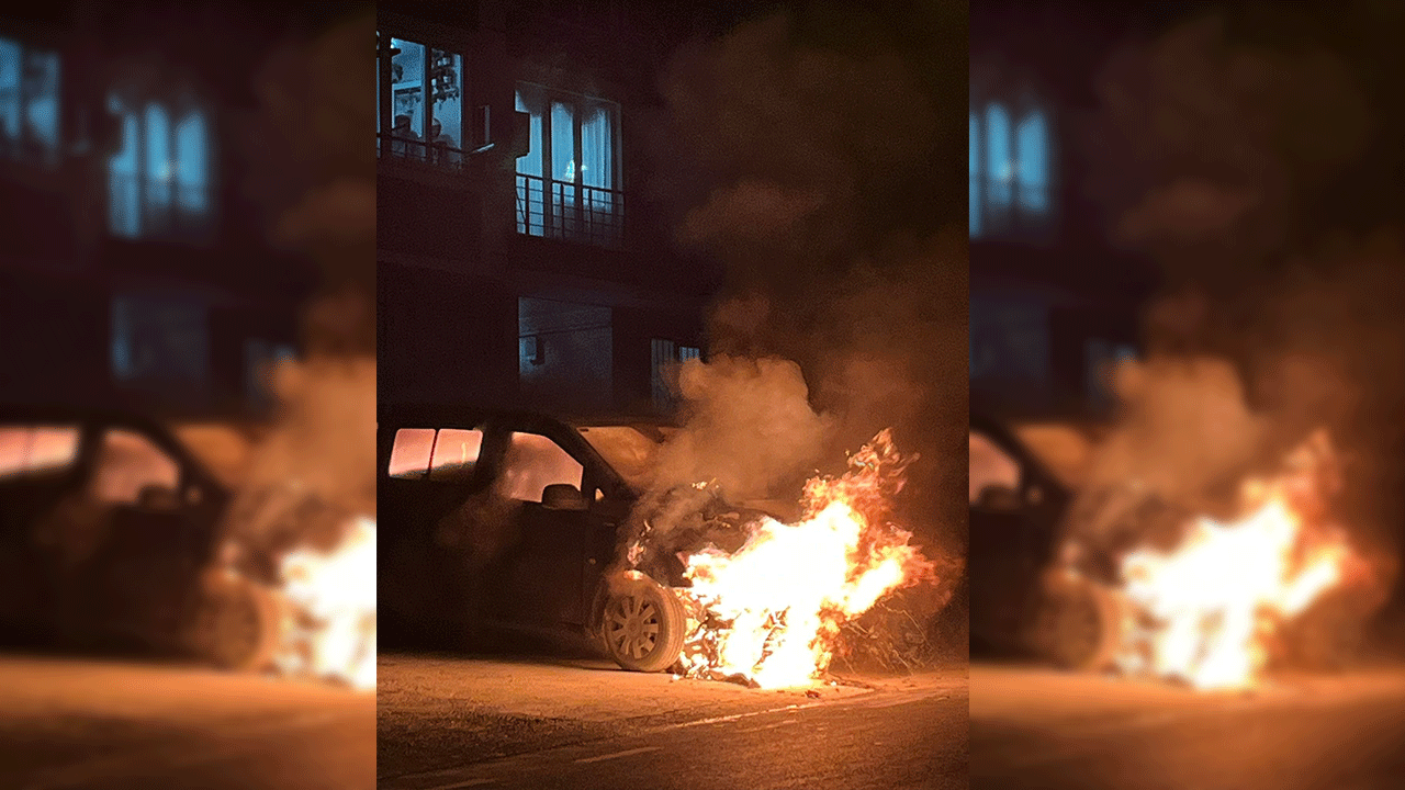 Eyüpsultan’da park halindeki otomobil alev alev yandı