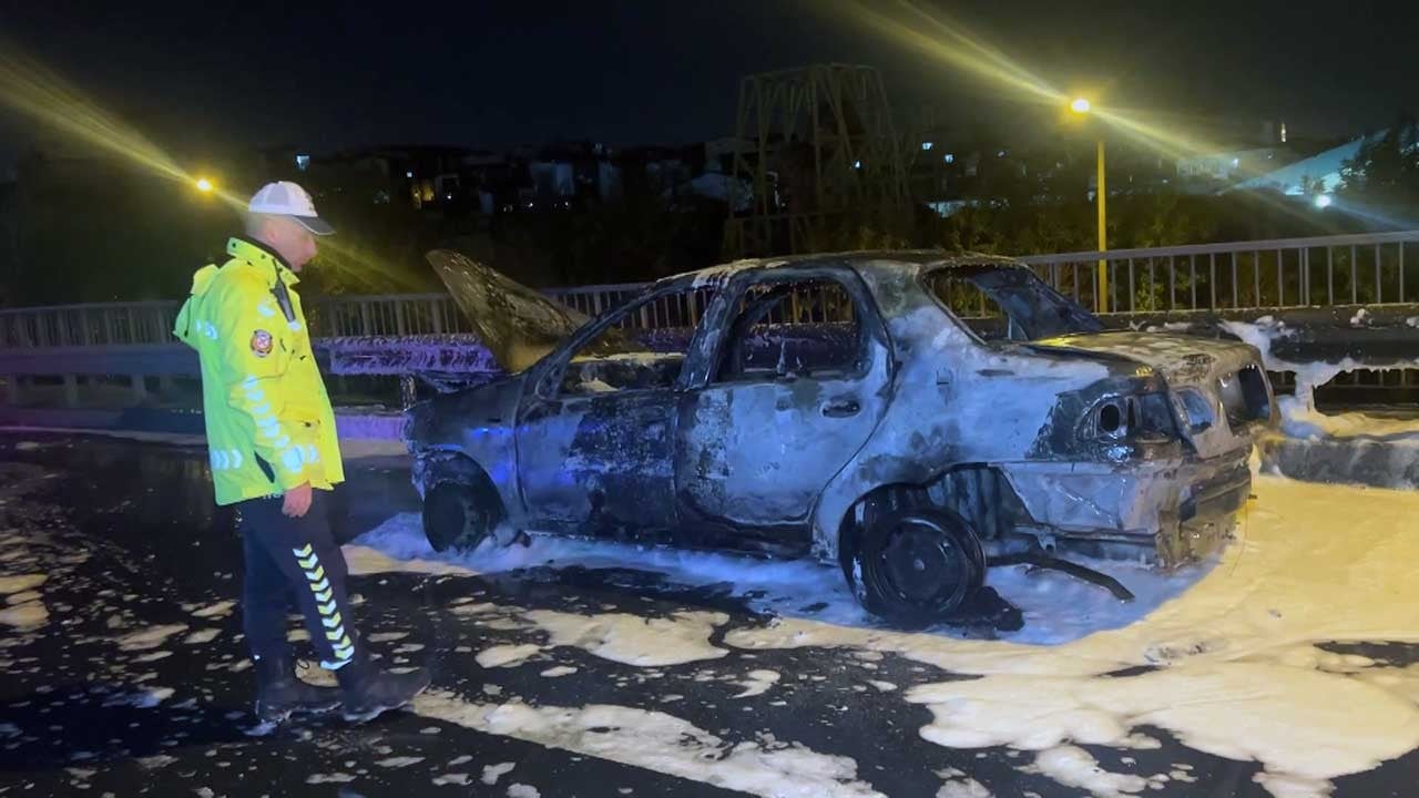 Eyüpsultan’da seyir halindeki otomobil alev aldı