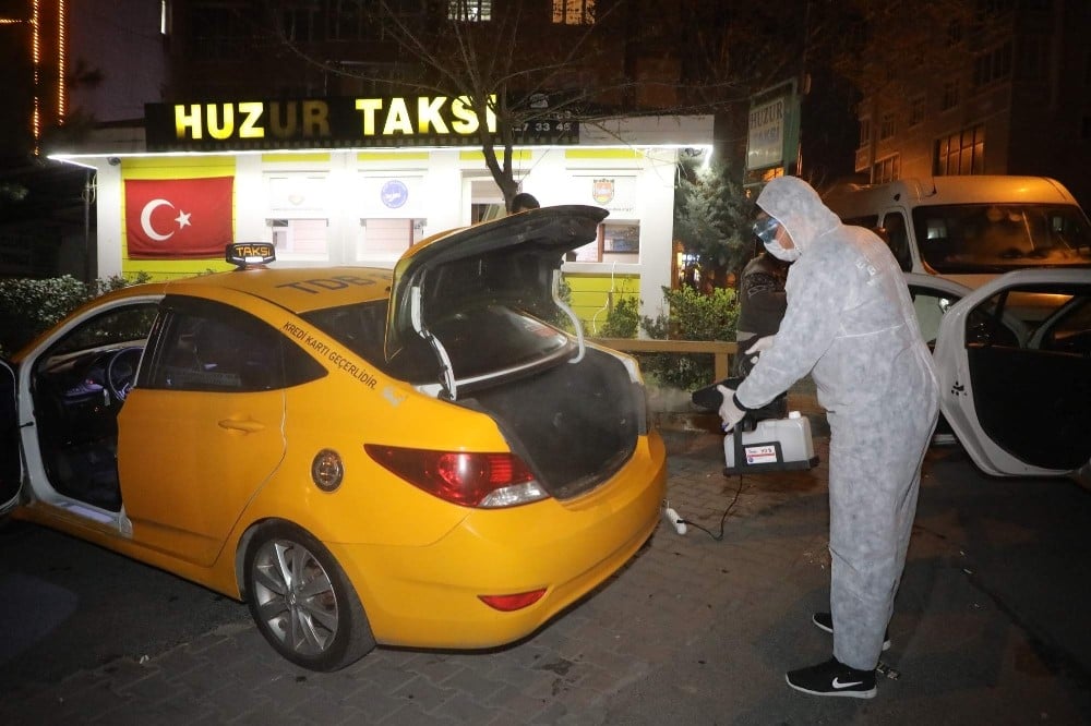 Eyüpsultan’da taksi durakları ve taksiler dezenfekte edildi 