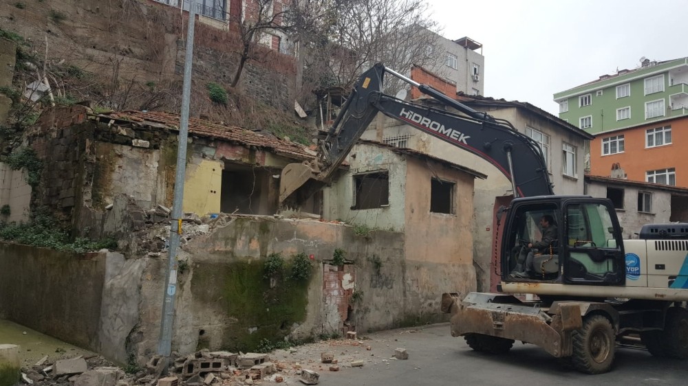 Eyüpsultan’da tehlike saçan metruk yapılar yıkıldı 