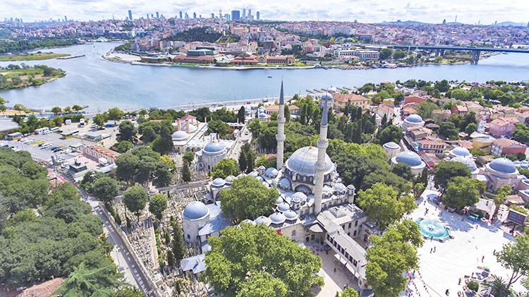 Eyüpsultan'da toprak kayması korkuttu