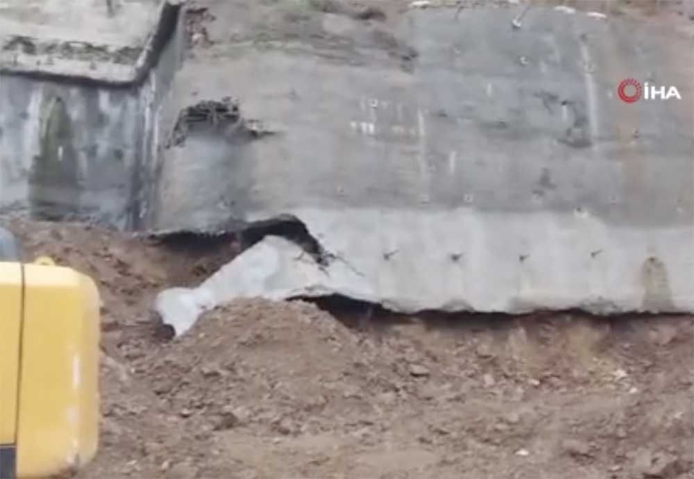 Eyüpsultan’da yaşanan toprak kayması kamerada