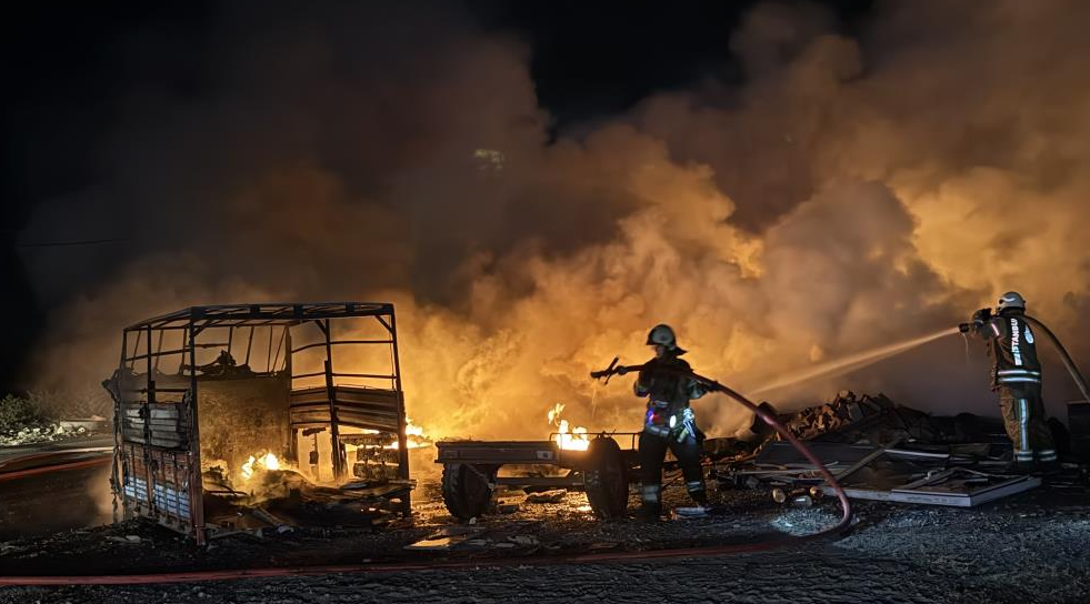 Eyüpsultan’daki yangın geceyi böyle aydınlattı