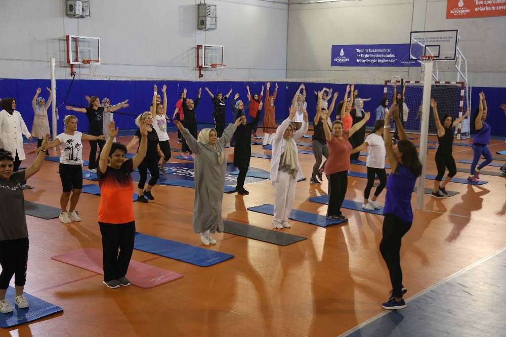 Eyüpsultanlı kadınlar, pilates ve zumba yaparak form tutuyor 