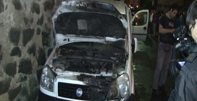 Eyüp'te 5 otomobil kundaklandı