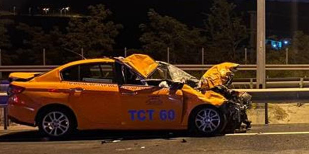 Eyüp'te feci kaza! Taksi mandalara çarptı, yolcu hayatını kaybetti