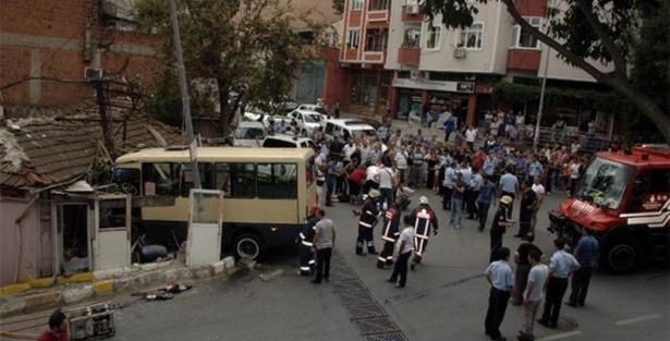 Eyüp'te minibüs gecekonduya daldı