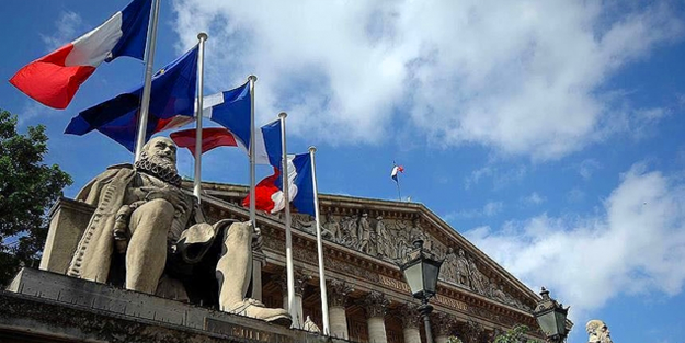 'Eyvah etek boyları uzadı, laiklik elden gidiyor!'