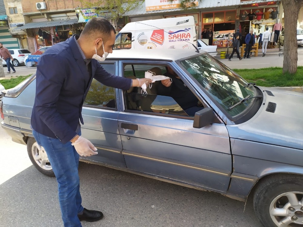 Eyyübiye Belediyesi ücretsiz maske dağıtmaya devam ediyor 