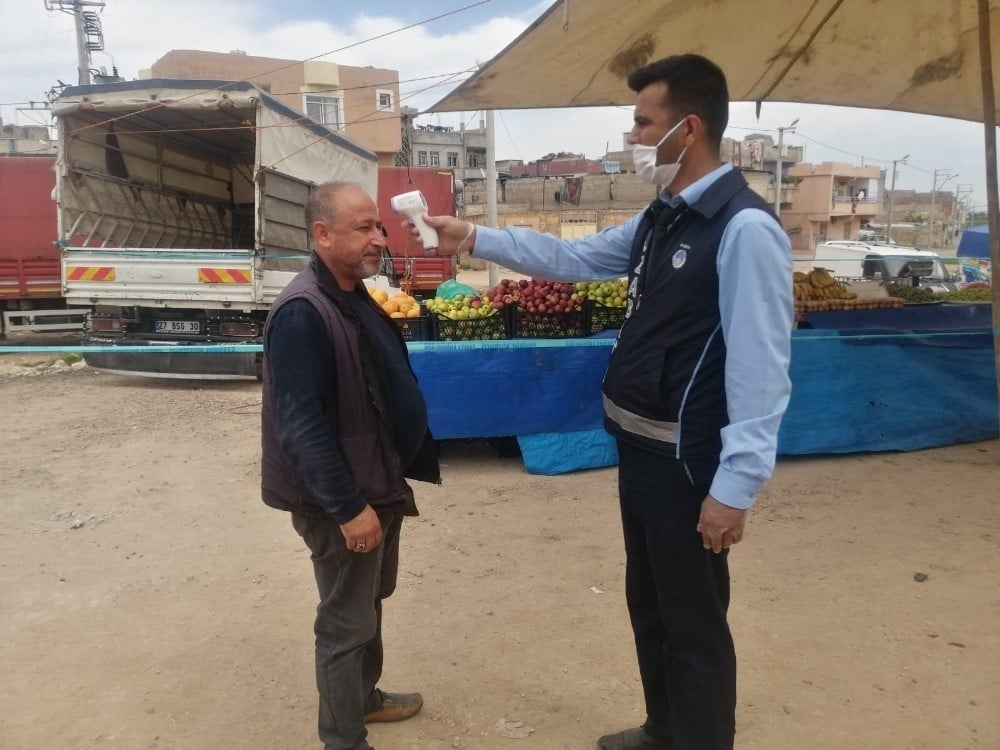Eyyübiye’de semt pazarlarında esnaf ve vatandaşların ateşleri ölçülüyor 