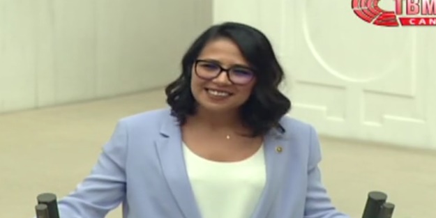 Sera Kadıgil'in ezbere yemin denemesi başarısız oldu