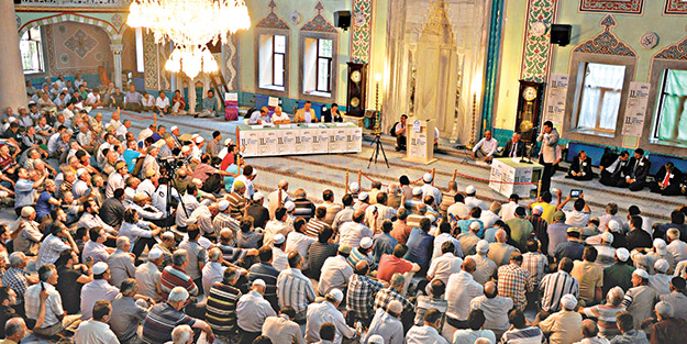 Ezan için yarıştılar