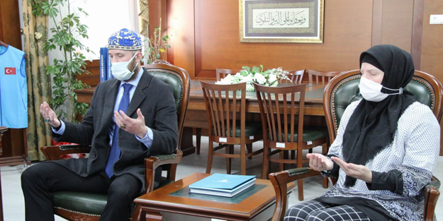 Ezan sesinden etkilenen doktor anne ve oğlu Müslüman oldu