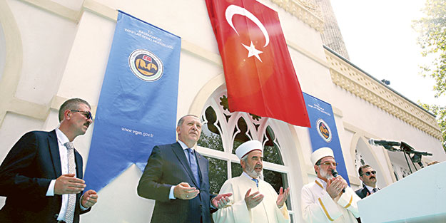 Ezan susmadıkça bu bayrak inmez!