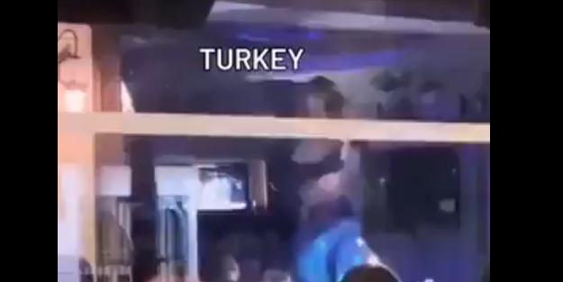 Ezana büyük saygısızlık Caminin yanı başında dansöz rezaleti
