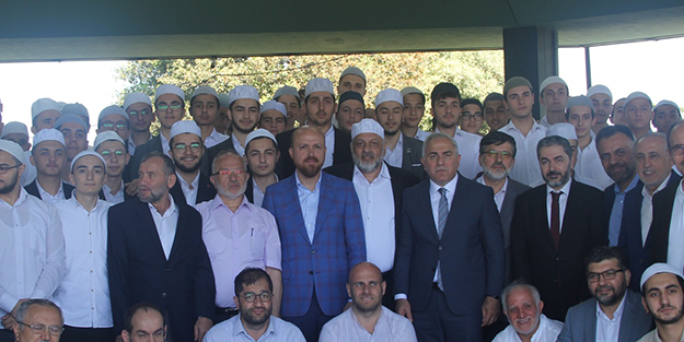 Ezanın aslına çevrilmesinin yıl dönümünde, Menderes'in kabrinde buluştular