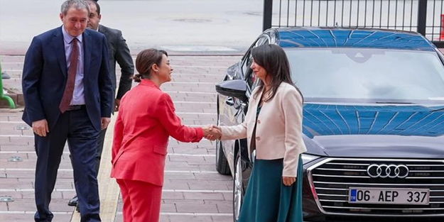 Ezilen halkların AUDİ'si! DEM Partili yöneticiler ve çocukları, lüks içinde yüzüyor!