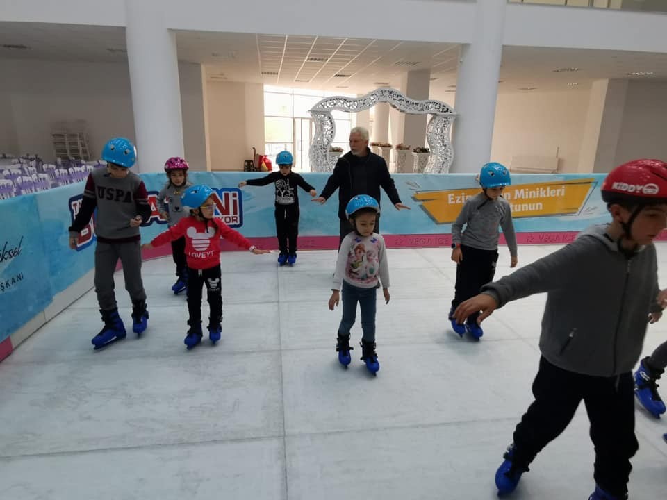 Ezine’de öğrenciler yarı yıl tatilini buz pateni yaparak geçiriyorlar 