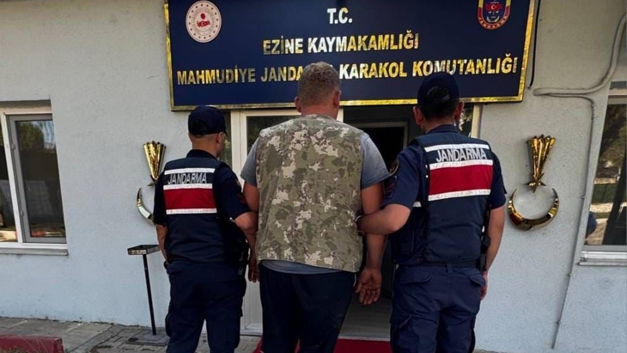 Ezine’de tarım arazisindeki yangına balya makinesi neden oldu