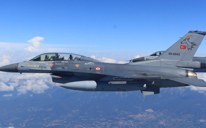 F-16 kokpitinde sürpriz isim! Kalkıştan hemen önceki hareketi olay oldu