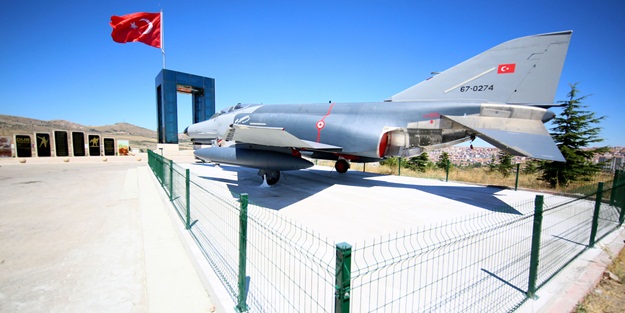 F-4E uçağı, meraklı ziyaretçilerini bekliyor