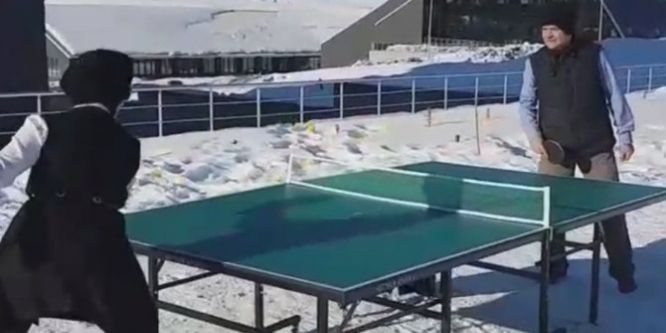 Kar üstünde masa tenisi keyfi
