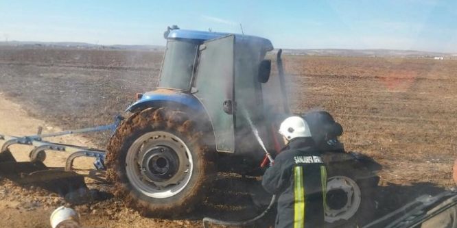 Tarla süren traktör alev aldı