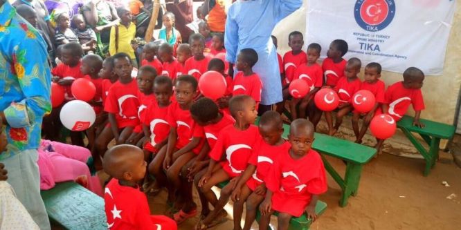 Afrika’da Türk hekimleri 780 çocuğu sünnet etti