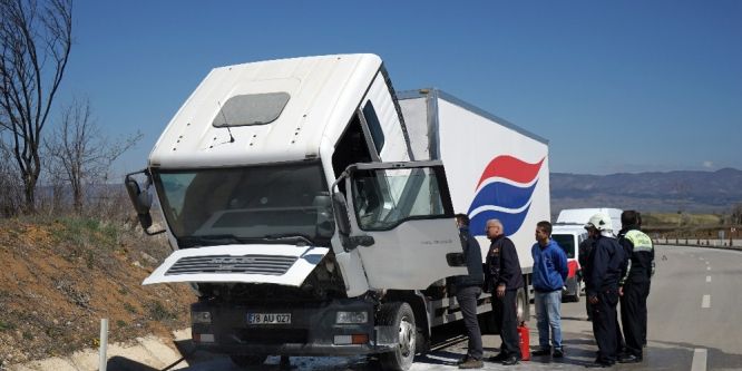 Motoru yanan kamyona itfaiye müdahale etti