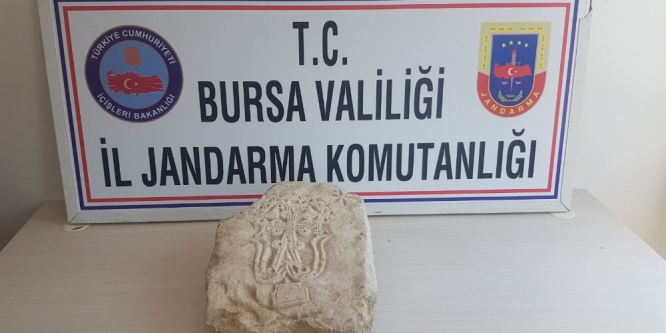 Tarihi mezar taşını satamadan yakalandılar