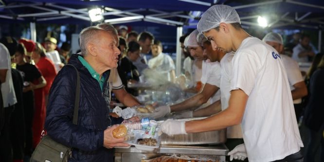 Antalyalılar iftarı Büyükşehir sofrasında açtı