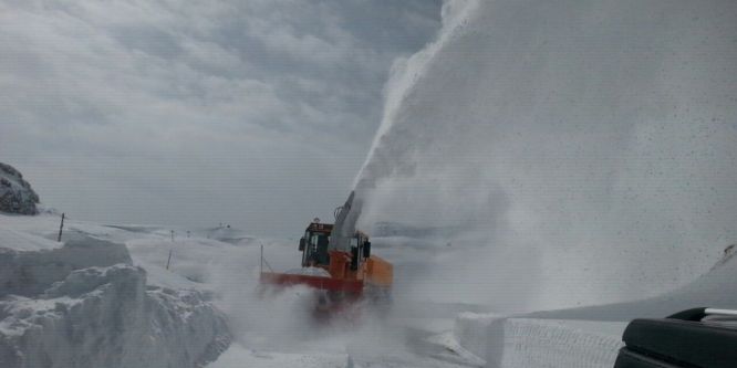2600 rakımda karla mücadele çalışması