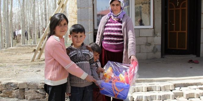 Başkale Belediyesinden çocuklara oyuncak