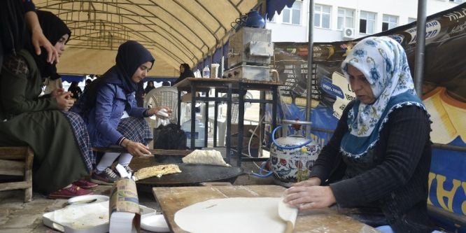 Öğrenciler okulları için kermes açtı