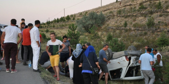 Ticari araç ile çarpışan otomobil şarampole yuvarlandı!