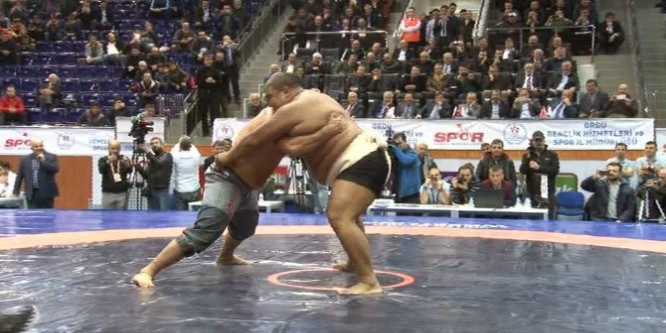 Türk güreşçi, Asya Sumo Şampiyonu’nu mağlup etti