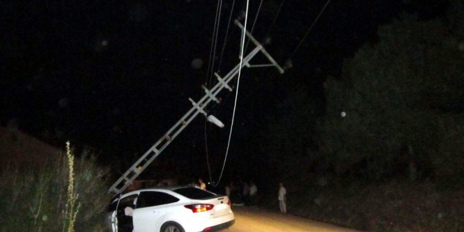 Otomobil elektrik direğine çarptı