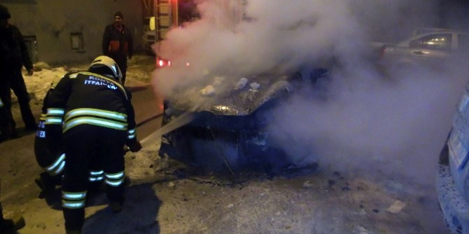 Park halindeki otomobilde yangın çıktı