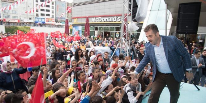 Başkan Usta’dan başarılı öğrencilere bisiklet