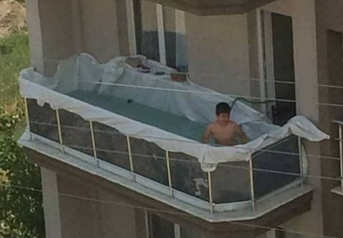 Balkonu havuza çevirdi