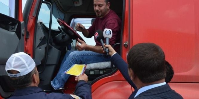 Polis sürücülere leblebi dağıttı