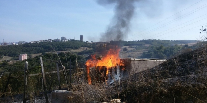 Evlerinden hortum çekerek yangına müdahale ettiler