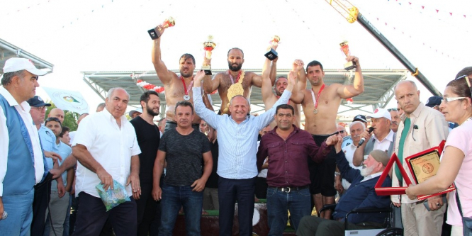 Düzce Yağlı Güreşleri’ni finalde Recep Kara’yı yenen Orhan Okulu kazandı