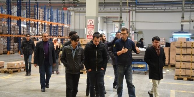 Yabancı öğrenciler fabrikada incelemede bulundu