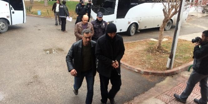Adana’da FETÖ şüphelisi polisler adliyeye sevk edildi