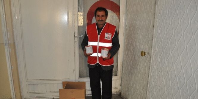Kızılaydan gıda ve giyim yardımı