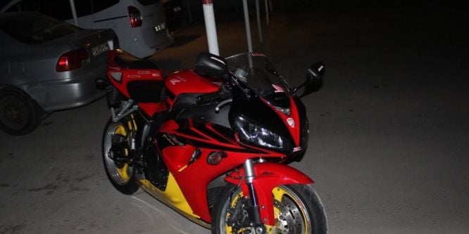 Manavgat’ta plaka ve şase numarası olmayan motosiklet yakalandı